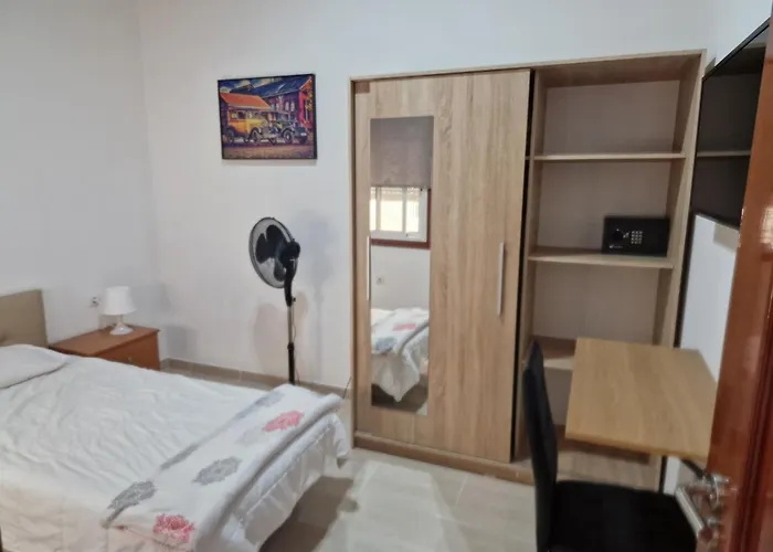 Habitacion Individual Privada, Piso De 3 Habitaciones Con Areas Compartidas