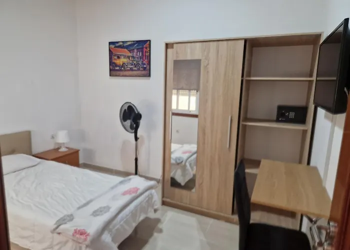 Habitacion Individual Privada, Piso De 3 Habitaciones Con Areas Compartidas